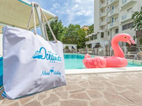 Piscina con fenicottero gonfiabile e borsa Oceanic Mood Holiday.