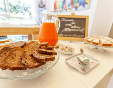 Colazione invitante con dolci e succo d'arancia in una luminosa cucina.