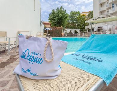 Piscina esterna con lettino e asciugamano dell'Hotel Oceanic.