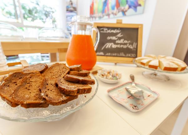 Colazione invitante con dolci e succo d'arancia in una luminosa cucina.